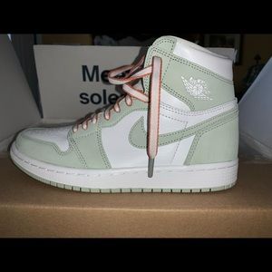 Nike Jordan mid seafoam green. 3 different colored shoelaces.